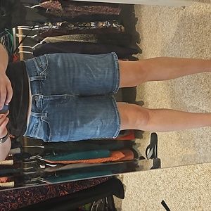 Levi's size 27 medium wash jean shorts with 6 inch inseam